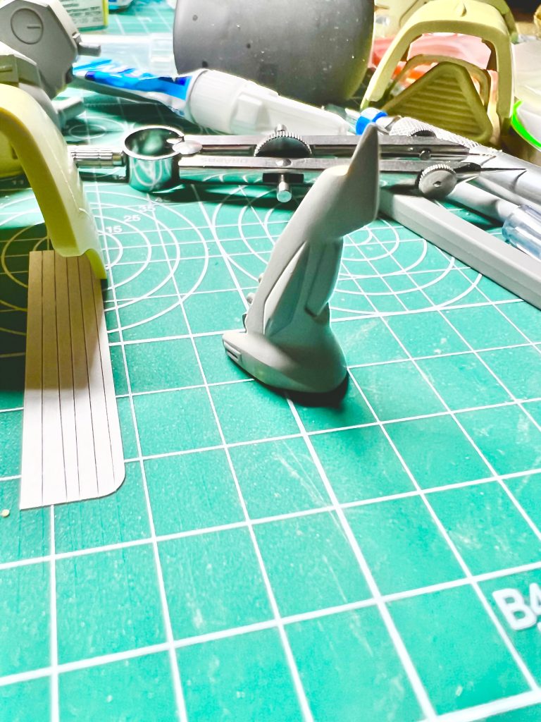 頭は、頭頂部と、兜でいう錣(しころ)のパテ盛りを実施し延長。