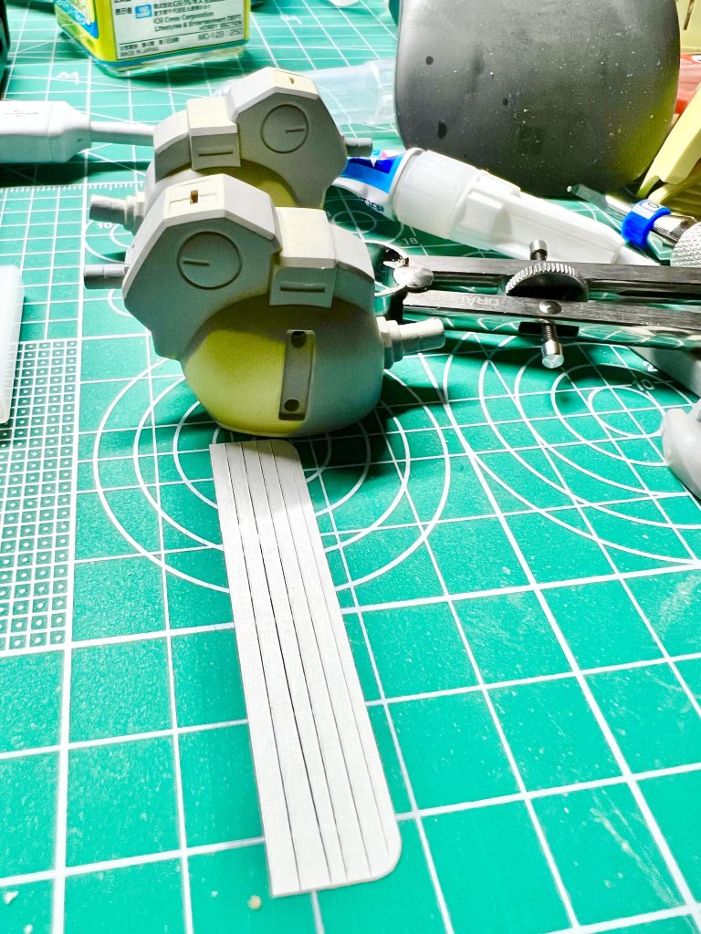 肩は、底面に1.5mmプラ板を貼り付け延長。