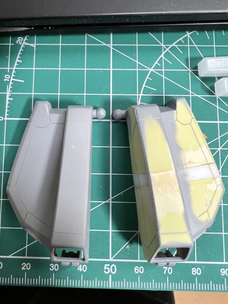 フロントスカートは、真ん中で分割し、5mmほど延長。ここの雑さがクラックの始まりでした...あとは、写真に収めていなかった胴体は、3mmほどプラバンで延長しております。もう一つ股関節のアーマーをプラ板を貼り付け10mm延長しております。