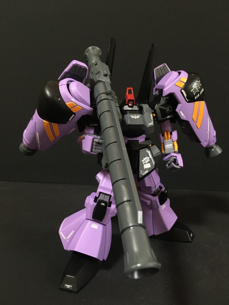 正面右側プレバンから発売されたrevive版を使用して製作しました。両肩にGP−02のフレキシブル・スラスター・バインダーとアトミック・バズーカを装備させています。