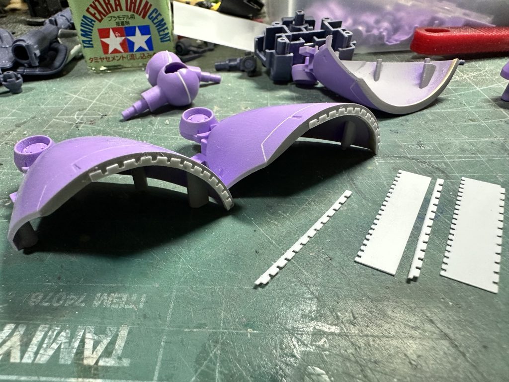 満を持して、1年戦争期の機体の制作です。ザクもそうですが、1年戦争時のMSって好きすぎて思い入れアリすぎて制作に取り掛かる敷居が高いんですよ。キモいわねワシ。 さて、ドムです。 ドムはやはりスカートと裾がキモと思い、まずそのあたりに想いを込めました。WAVEのパンチで抜いた0.1mmプラバンを短冊状に切り、裾のアールにあわせて接着。キットそのままでは厚みが足りないので、縁だけエポキシパテで増してあります。