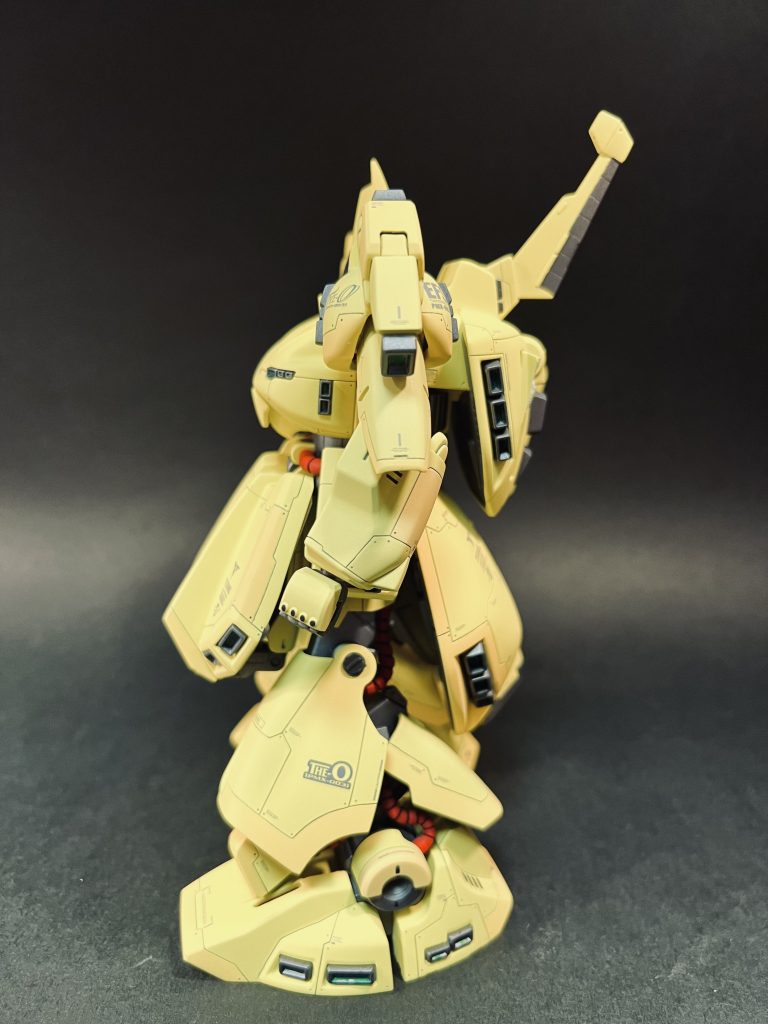 塗り分けはスジボリのラインで、外側の一部をメイン色にイエロー+レッドを足した調色で配色。デカールはMG ジoのものを利用。