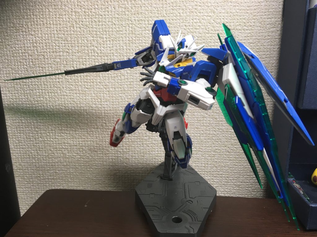 接近してGNソードⅤを振り下ろすイメージでやっぱりクアンタはシールドが重いので姿勢がちょっと左に寄っちゃいますね