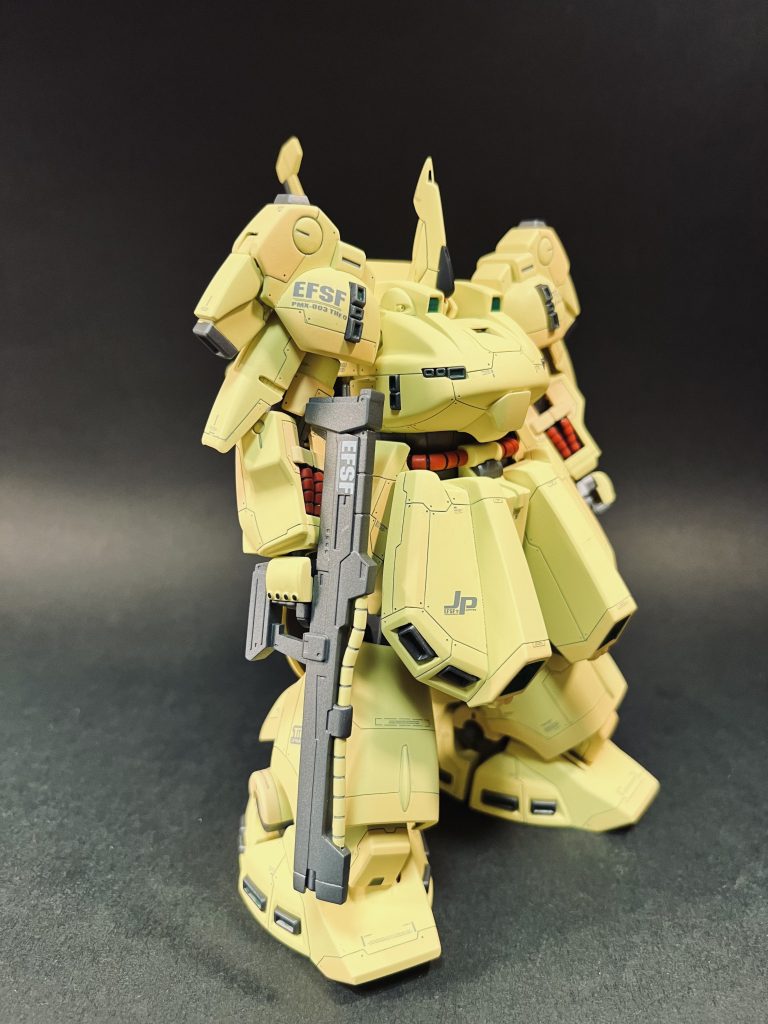 デカールは貼れば貼るほど加減がわからなくなります。スジボリの接合点の点々は塗装後に0.5mmのピンバイスで、20回ぐりぐり回しただけ。下地のサフにホワイトサフ+メカサフヘビーちょい足しが顔を見せていい感じに、墨入れ省けました。