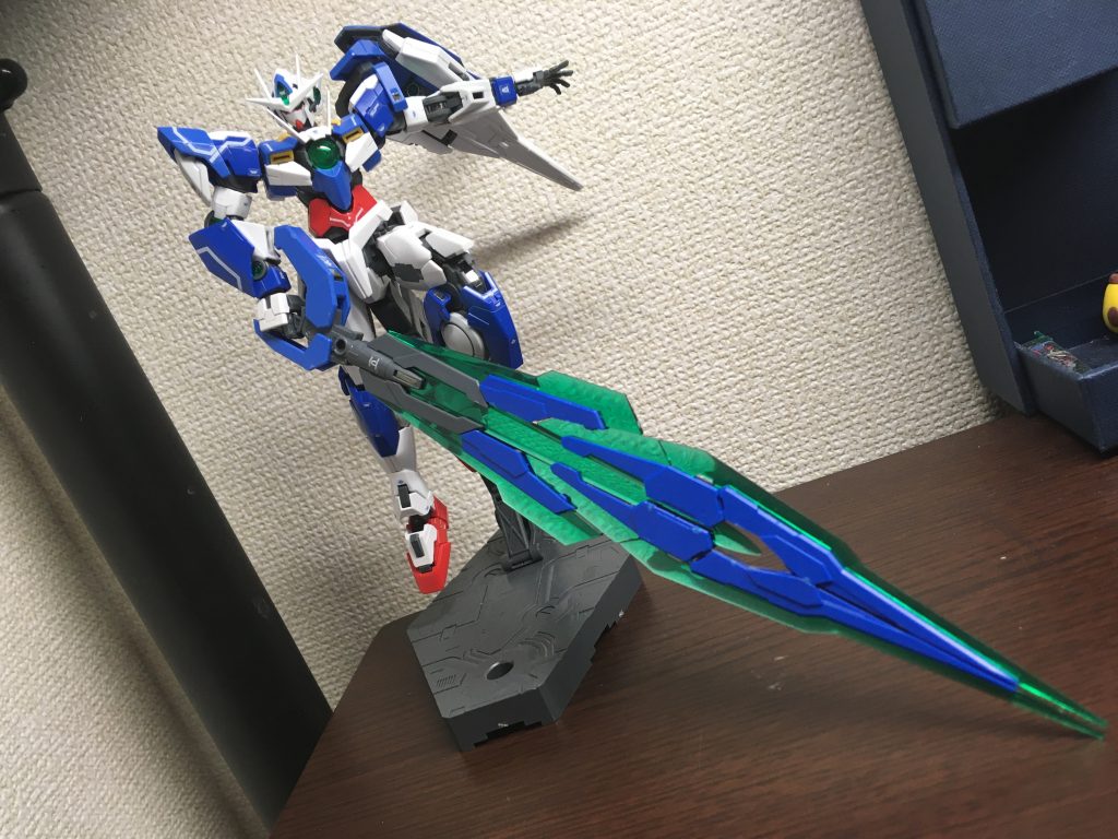 敢えて斜めでの撮影GNソードⅤをGNバスターソードにしただけですが、これだけでも武装と左肩のシルエットが変わるのでだいぶ印象が変化しますね