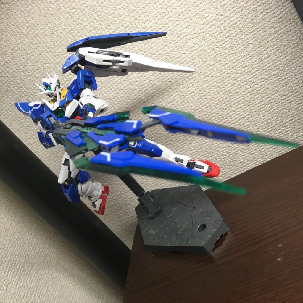 GNバスターライフルも斜めでの撮影こちらは機動戦闘中に組み上げて狙いを定める感じをイメージしています「気づいたら狙われて…」的な状況を妄想していますま、刹那は格闘戦メインなのでこういう描写はないと思いますけどね()