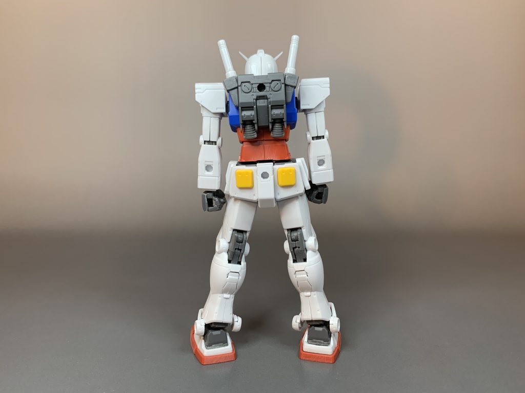 HGUCオリジンガンダムの素組み状態の背面です。近藤版ガンダム製作にあたり、どのキットのガンダムを使えば良いか迷いましたが、オリジンガンダムは細かいディテールが沢山入っており、近藤版ガンダムっぽい雰囲気があるのかなぁと思って採用しました。