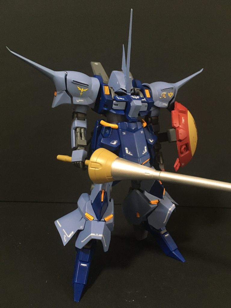 正面右側A.O.Z.はいろんな派生機が出てきて嬉しいですね。バンダイさんに是非キット化して欲しいです。