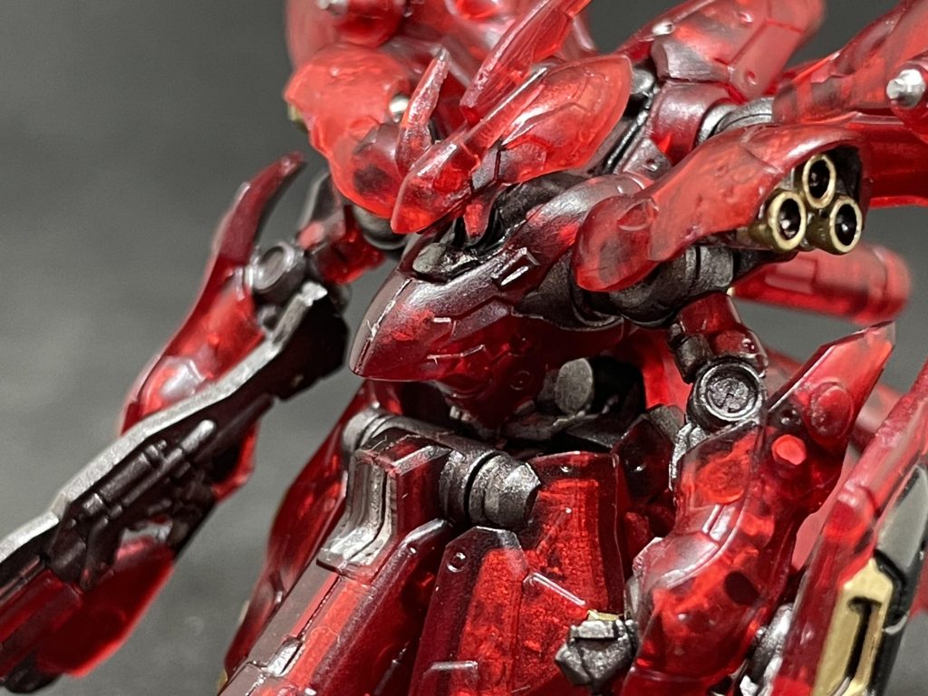 ガンダムマーカーのメッキシルバーをパーツの内側に塗り、その上から水性ホビーカラーの焼鉄色でコーティングしてます。メカの露出部分も焼鉄色です。