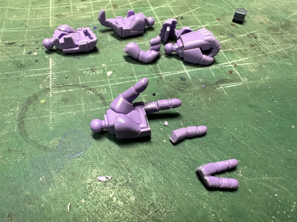 最近キットは店頭で見かけることが多くなり、品薄感が解消されてきたかなー?と思いますが、ビルダーズパーツが枯渇気味?どこの模型店に行ってもMSハンドが無い・・・。たまたまドムには平手が付属していたので、それだけは関節で切り刻んで再構成。握り手、銃持ち手は彫り込んで多少違和感無いようにはしました。