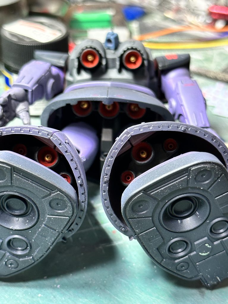 各バーニアの中央部分には径1.3mmの極小ハトメを使用。以前作ったザクⅢ(https://gumpla.jp/old/1202254)で多用し、お手軽に高密度化できるものなので是非。ハトメは大阪日本橋、ネジのナニワさんで購入。ナニワネジさん、他にもディテールアップに使えそうな金属部品をいっぱい売ってるのでお近くの方は覗いてみては。