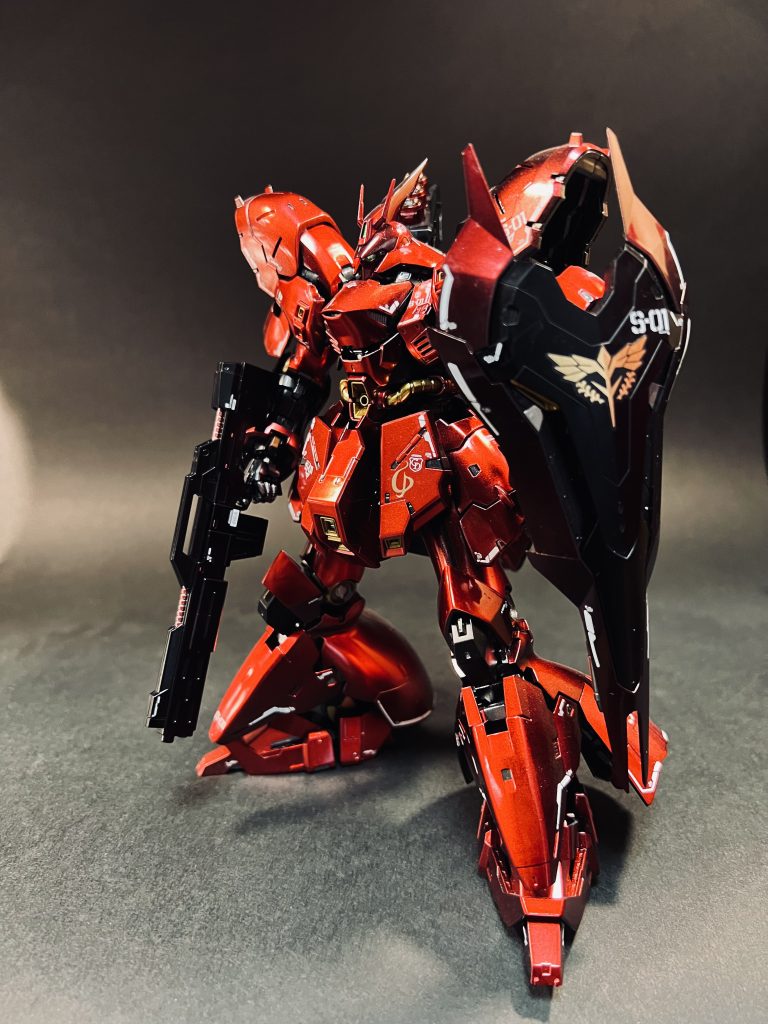 キャンディレッドの塗り分けは難しいです。結局違いがわからなくなります。デカールはガンダムデカールを使用。一部、貼り付け失敗で付属のリアリスティックデカールを使用。