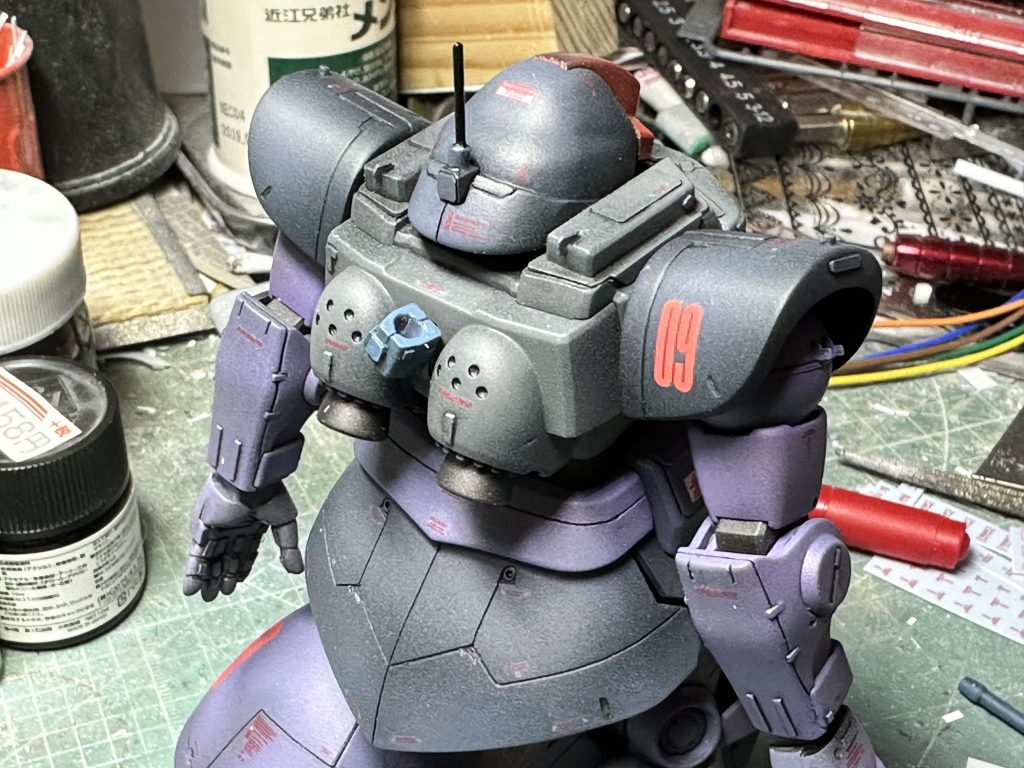定番の頭部埋設ではなく、取り付け部分を後退させ、うつむき加減にして固定。あいた後頭部の首回りにはパテで装甲を制作、違和感が無いよう延長しました。延長した後頭部が間延びして見えたためロッドアンテナを増設してアクセントに。見にくいですが背部メインスラスターカバー内側にもWAVEパンチディテールを巻くように付けてあります。