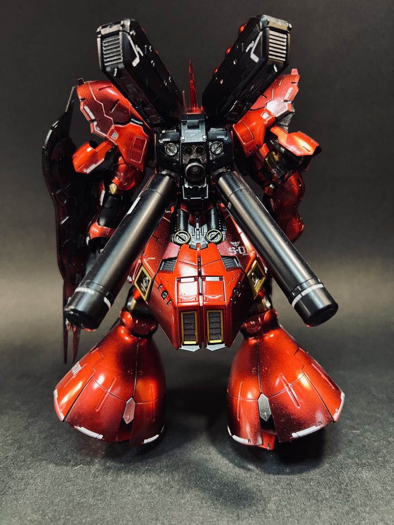 腰回りは塗り分けで差し色ゴールドをいれておりますが、近くで見るとアイアンマンチックに見えてきます。、