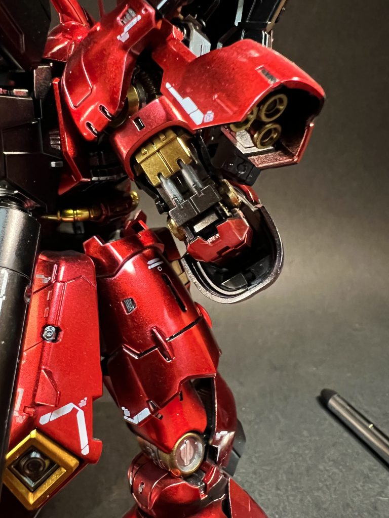 二の腕の塗り分けもうまく行きました。それにしてもデカールが多く四苦八苦しました。