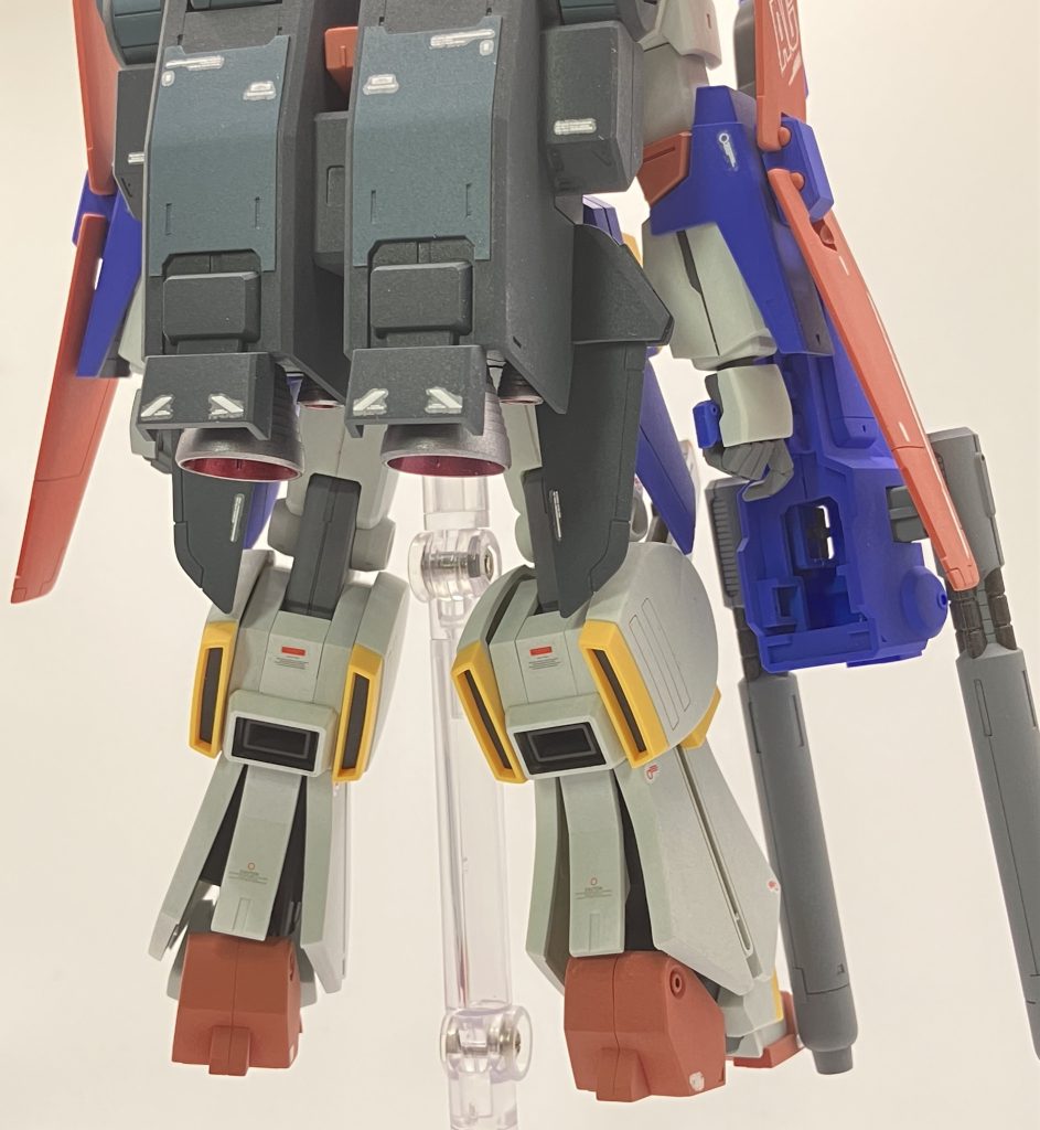 ディティールを追加したところと言えば、肩パーツ周りとこのバックパックでしょうか。思いつきで製作していった箇所なので、塗装の時はマスキングが大変でしたインテーク部分は付属のシールの上からクレオスの水性ブラックサフを吹いたものを貼り付けました。これ、ハセガワのシート並に「良い感じの黒」を演出出来ます