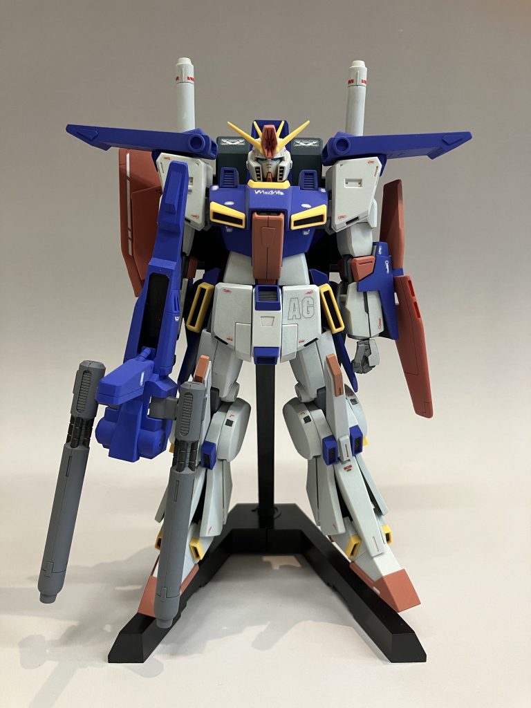 改修の1番ポイントだったところは、小顔に錯覚させる加工セイラ・マスオ大先生の得意技、首パーツ短縮しつつ根本を後ろにズラす。誰も気が付かないレベルでゴリラ度を-2ポイント程減らしますフェイスパーツも少しずつ削りながら後ろに下げ、口の「へ」の字の部分も小さく穴埋めして理想に近くしました腕も長く感じたので2mmくらい減らしたのかな・・だいぶ時間経ってるので忘れました(ゴリラ度-2ポイント)脚の根本は左右1mmずつ外にズラしてZZのゴリラ感を少し復活させます