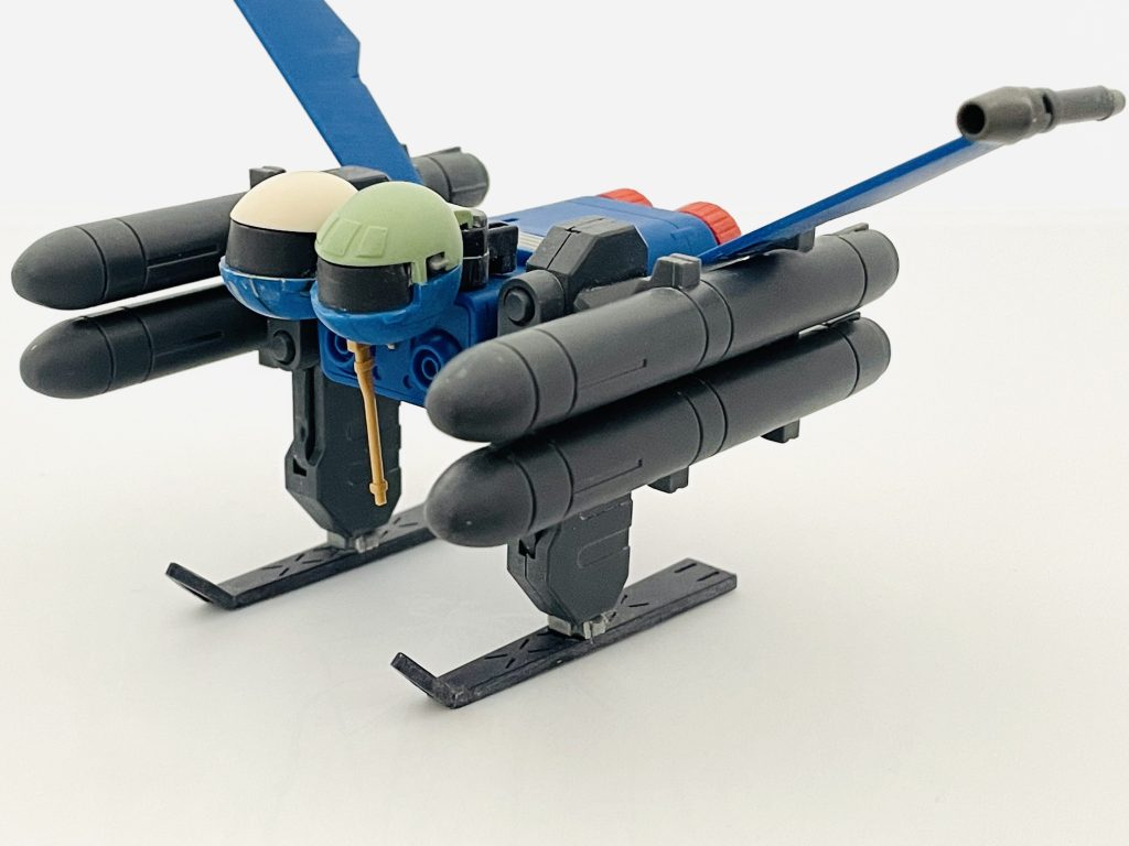 ボディは「ドラッツェのエンジンはガトル」の設定から逆算し構成。脚は、グリモアレッドベレーの武器。ミサイルは、おまけビルダーズパーツ。 