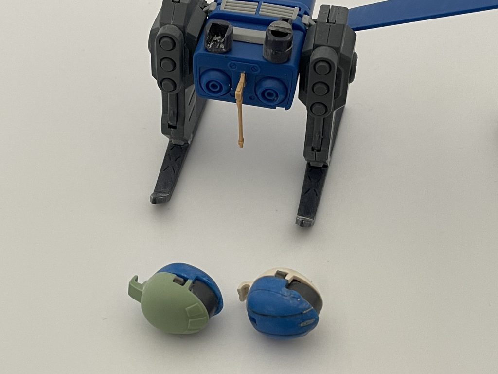 設定画だと頭部がかなり小さいため、人が入れそうなサイズを検討した結果、F2ザクとブグの頭部の組み合わせに落ち着きました。最後までご覧いただき、ありがとうございました。