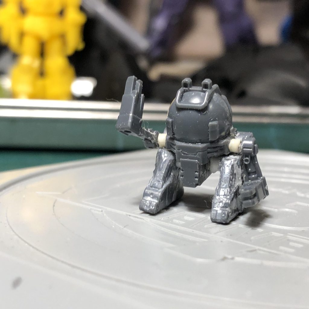 手足を切り離したときの様子。切り離した手足はプラ棒で設置位置の幅増し調整をしています。