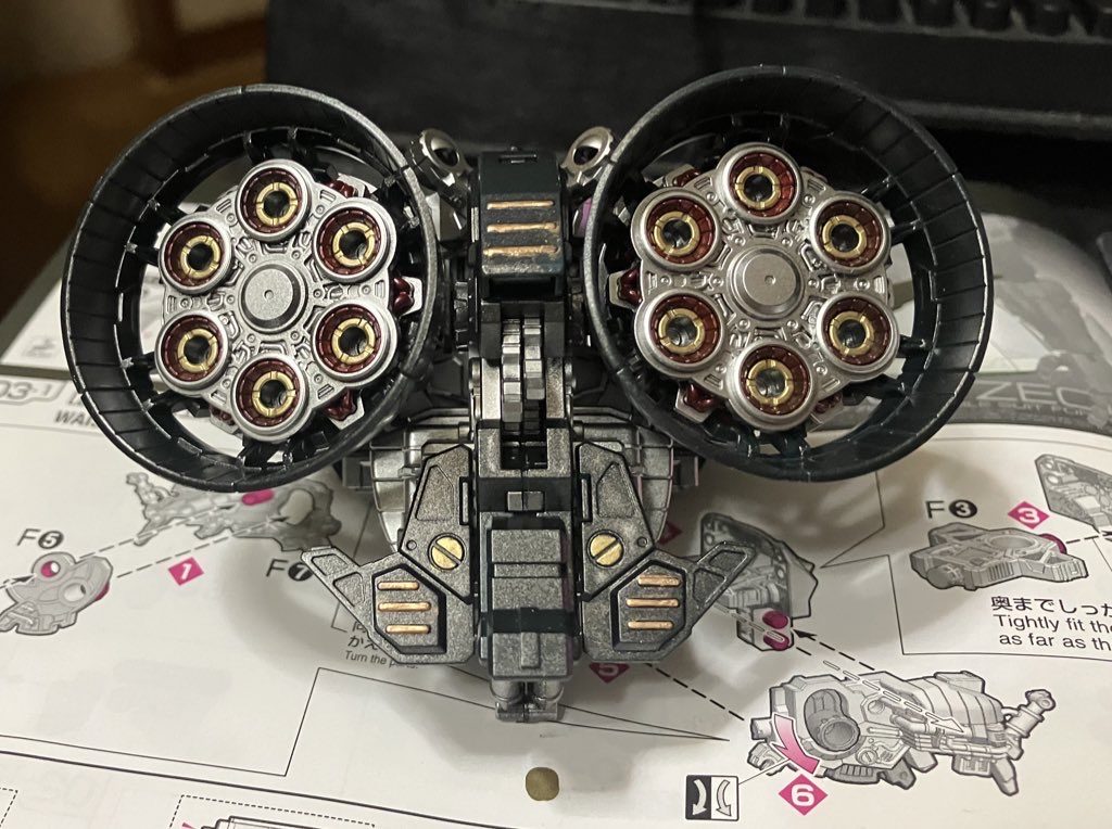 主にスカート内部塗装してます。黒鉄色　スーパークロームシルバー2  メタリックレッドガンマカゴールド