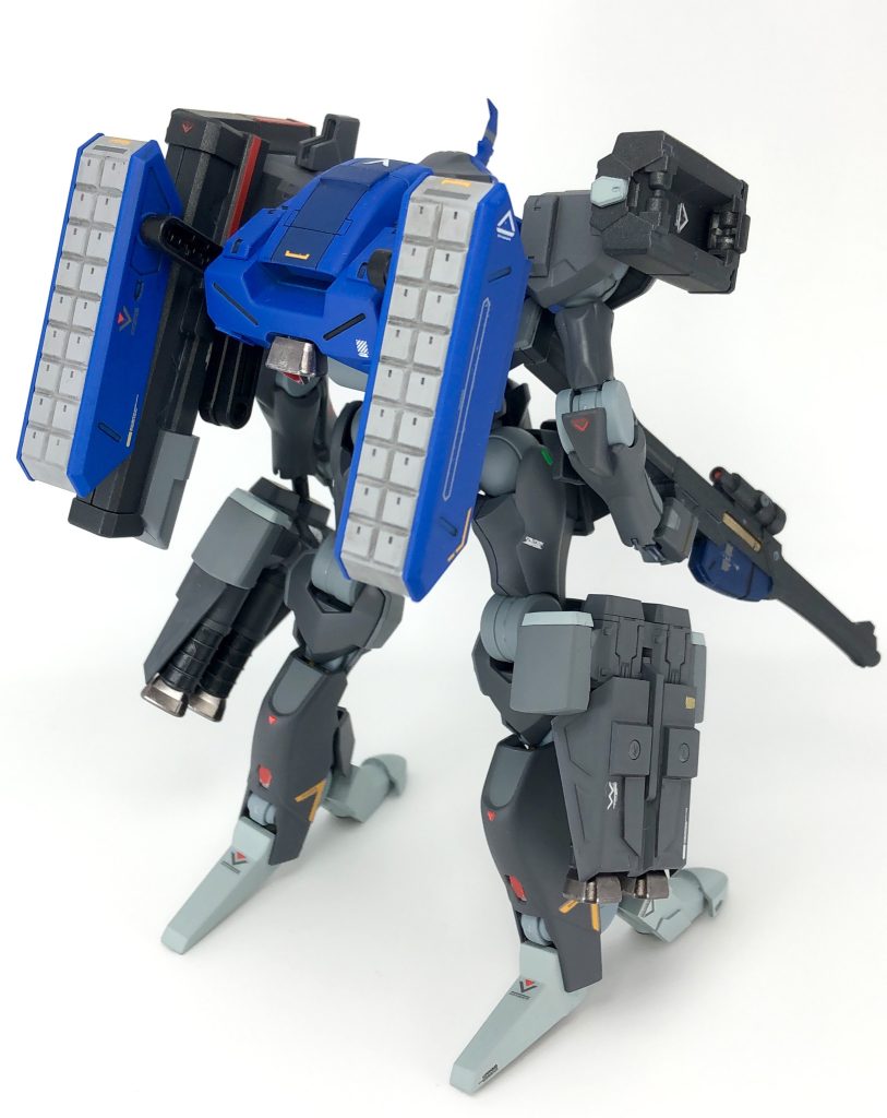 背面です。ミサイルが好きなので境界戦機のキットから拝借。中長距離の補強としてザウォートヘヴィのビームキャノンを増設したマウントラッチに配置、脇の下から通せるようにしました。