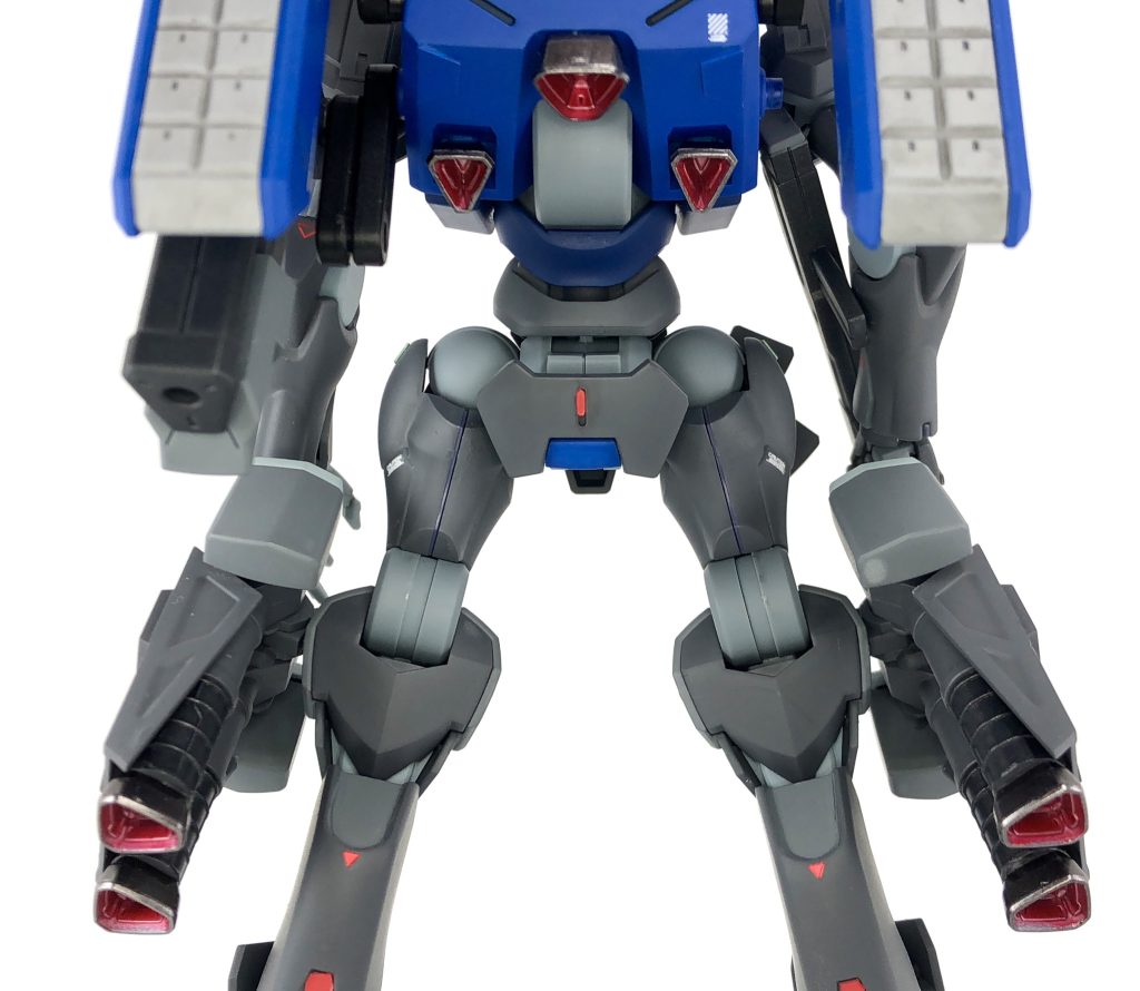 重量増加に伴う鈍化の対策として背部と両脚にスラスターを増設。脚のスラスターはコトブキヤさんのMSGですが、スラスター口はペイル社系の三角スラスターに変えています。