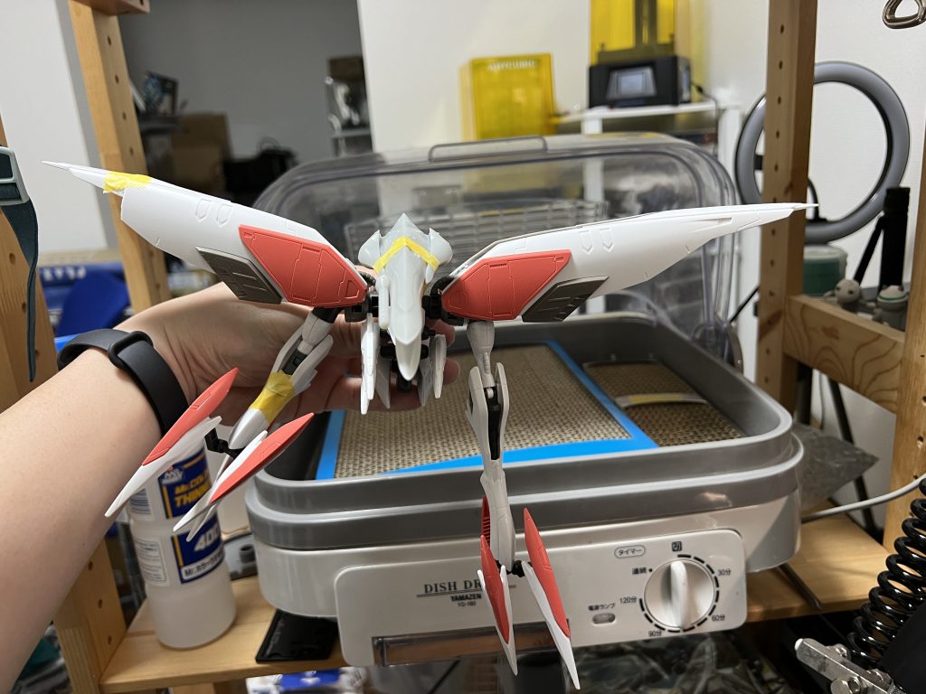 頭部を出力して肩と足をカット向かって左側無加工と比較中しています