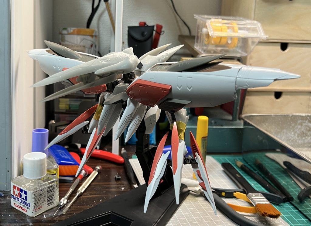 接着作業終わって肩アーマーの角度が気になっている所です