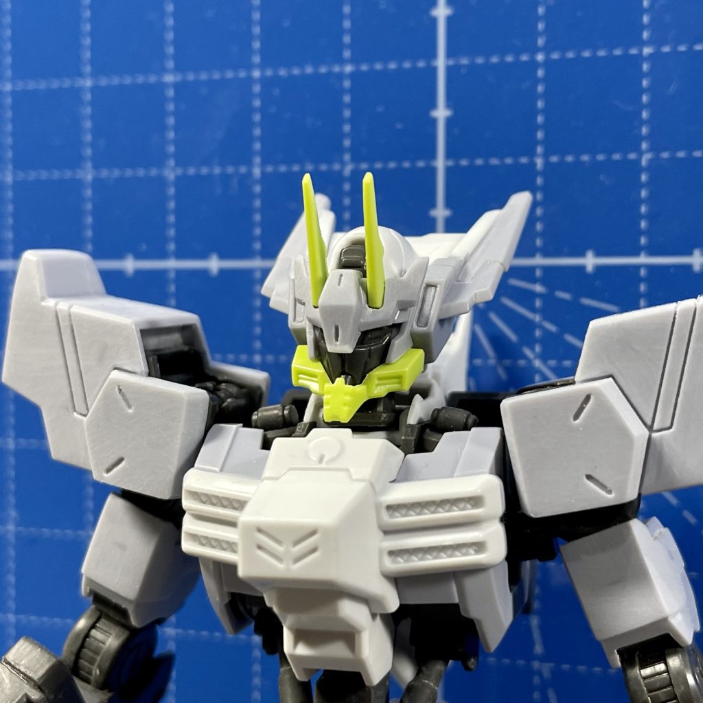 頭部は額の下部延長とチンガードの位置角度修正等。