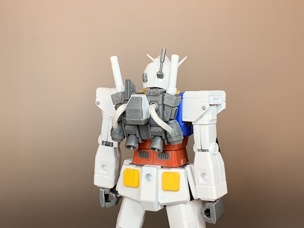 後頭部にセンサーなのかアンテナっぽいパーツや、バックパックにはバーニアやらゴテゴテ盛って近藤版らしいディテールを追加。バックパックに追加した真ん中のパーツが大き過ぎですがそのまま進めました。