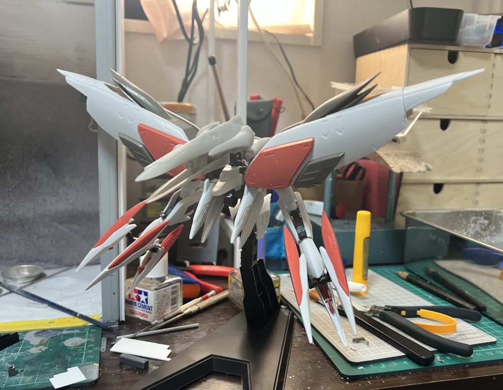 肩アーマーの付け根に角度を付けて接着しました、これで少し見た目にインパクトが出たと思います。