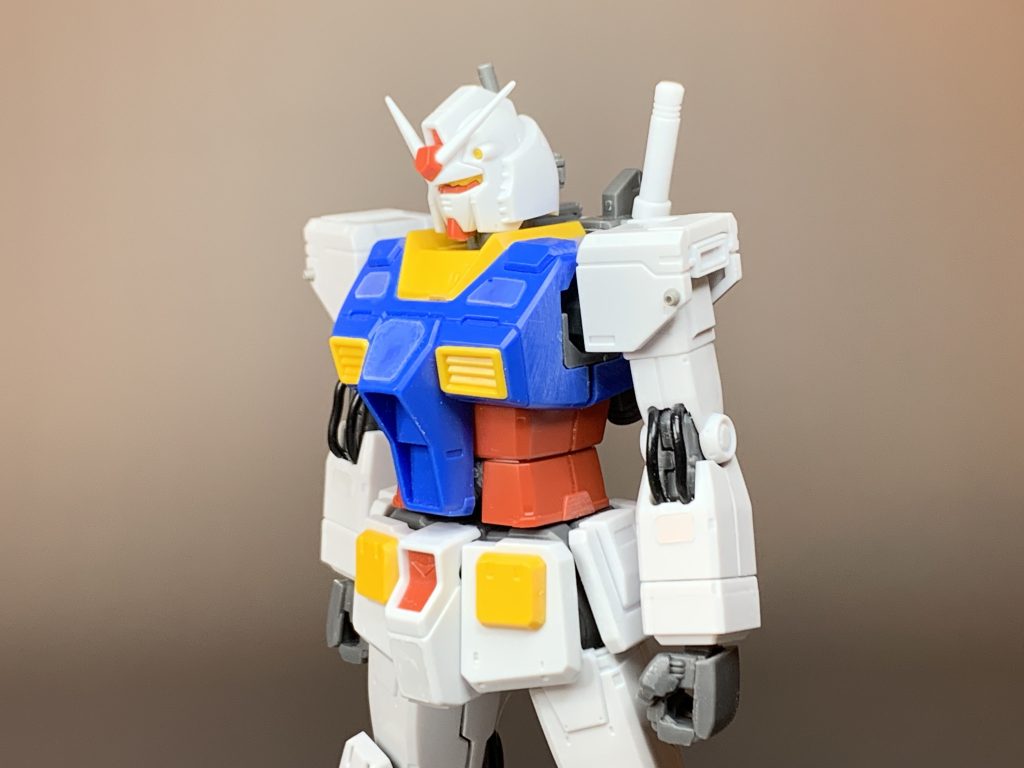 前面の胸部にもクリアファイルを切り出したパーツを貼り付けて近藤版の雰囲気に近づけました。肘関節と膝関節に動力パイプを追加。