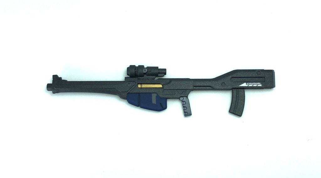 主兵装のライフル。ファラクトのビームアルケビューズをベースに、速射性能の高い実弾のブルパップライフルをイメージして作成。銃身を切り詰めて2mmピンバイスで銃口を開け、30MMのパーツとザウォートのマガジンを取り付けています。