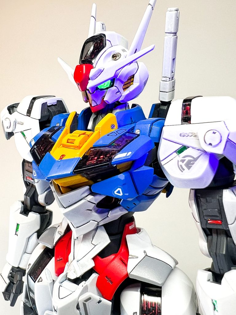 パーメット部とカメラアイは蛍光色で塗装したのでブラックライトで発光ぽく。