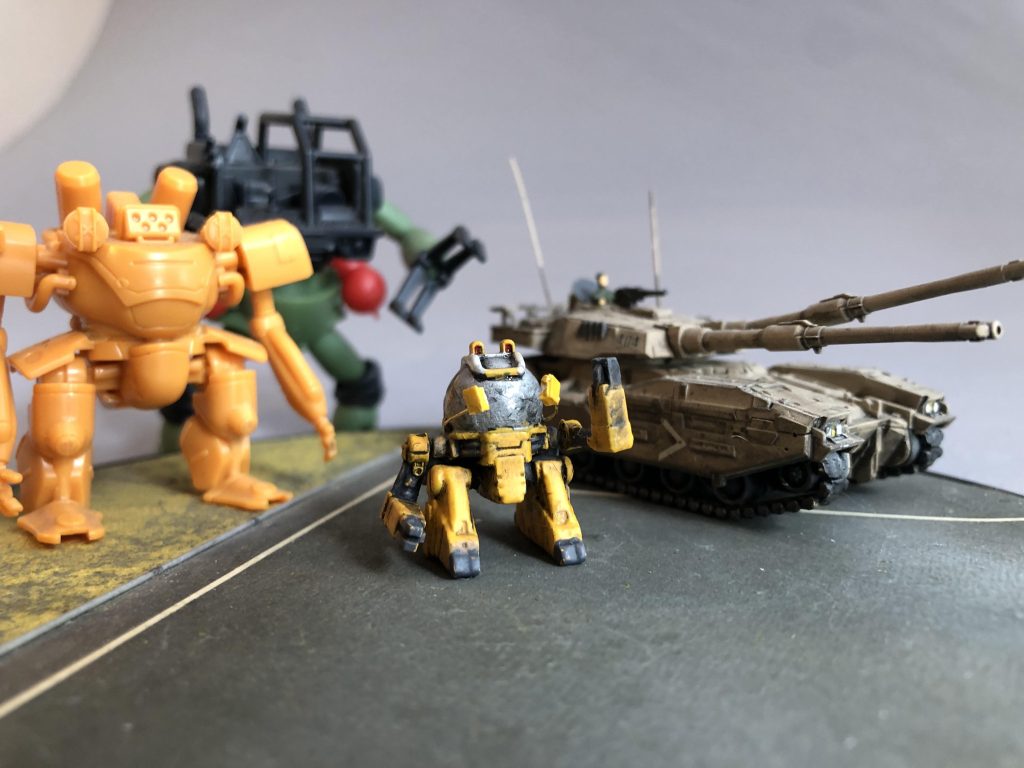 その他1/144の仲間達と。ドラケンくんと比べても半分ぐらいの身長ですね。異世界の住民であるクラブタイプ(オープントップ)さんなんかは、もう巨人です。