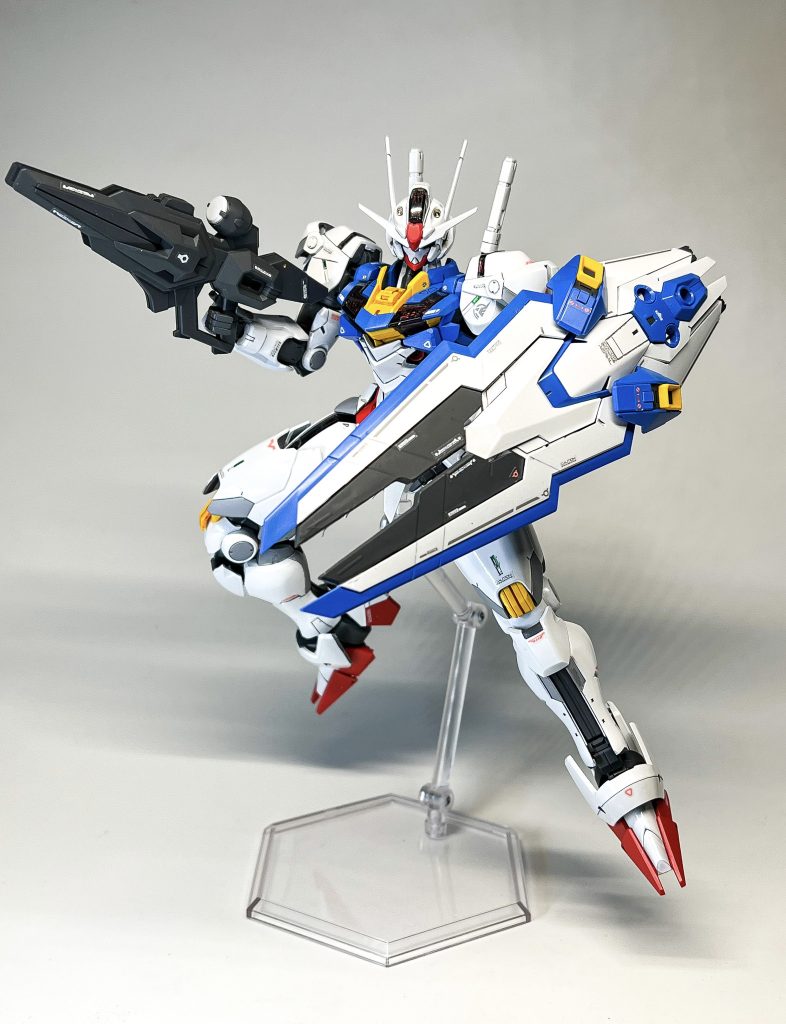 関節はメカサフにシルバー足して塗装。白はサフ、ガイアEXホワイト、パールコート。赤、黄はガイア、青は調色してそれっぽい色味に。