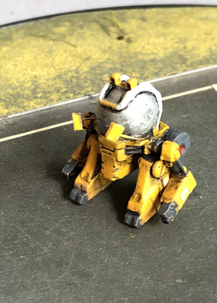 また、ボディと一体になっていた手足は切り離し、真鍮線の軸を入れて多少のポージングが出来るようにしてあります。コレも小さくて作業が大変でした。小さい小さいと言っても、どれくらい小さいの?というとこんな感じです↓