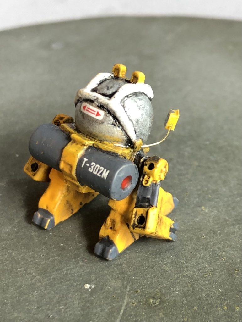 頭部キャノピーと一体化していたバックミラー?は削り落とし、プラ板と真鍮線で新造しました。