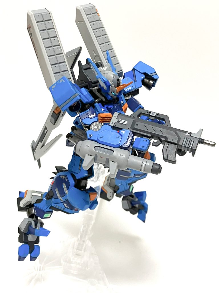 肩切り落としてバーニア付きの肩を自作。頭は段落ち加工とシャープ化で立体的に、色分けでカッコよく仕上げました。