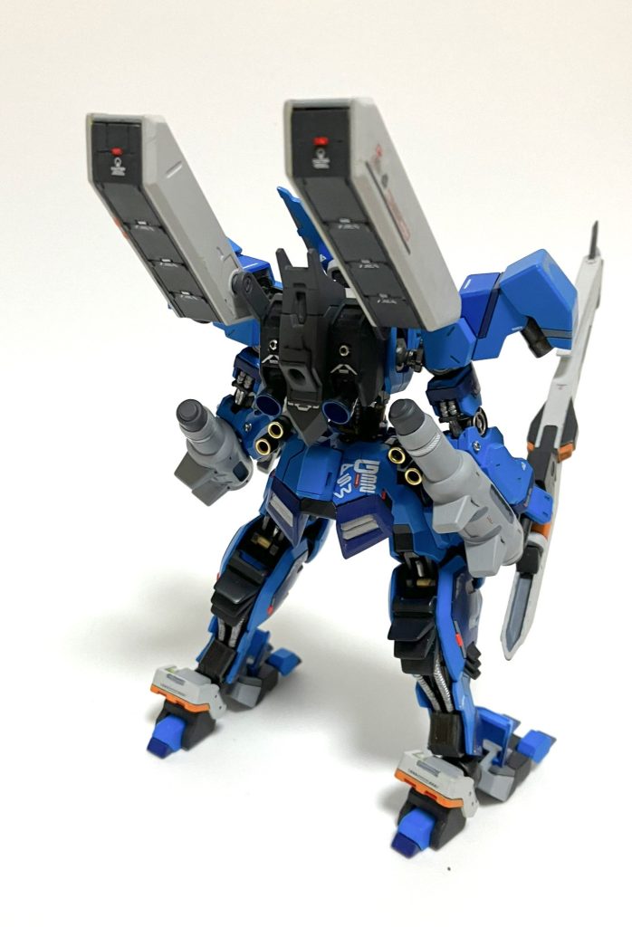 バックはつぶし玉やミニ四駆のハトメを使ったりして金属感が出るように作りました。