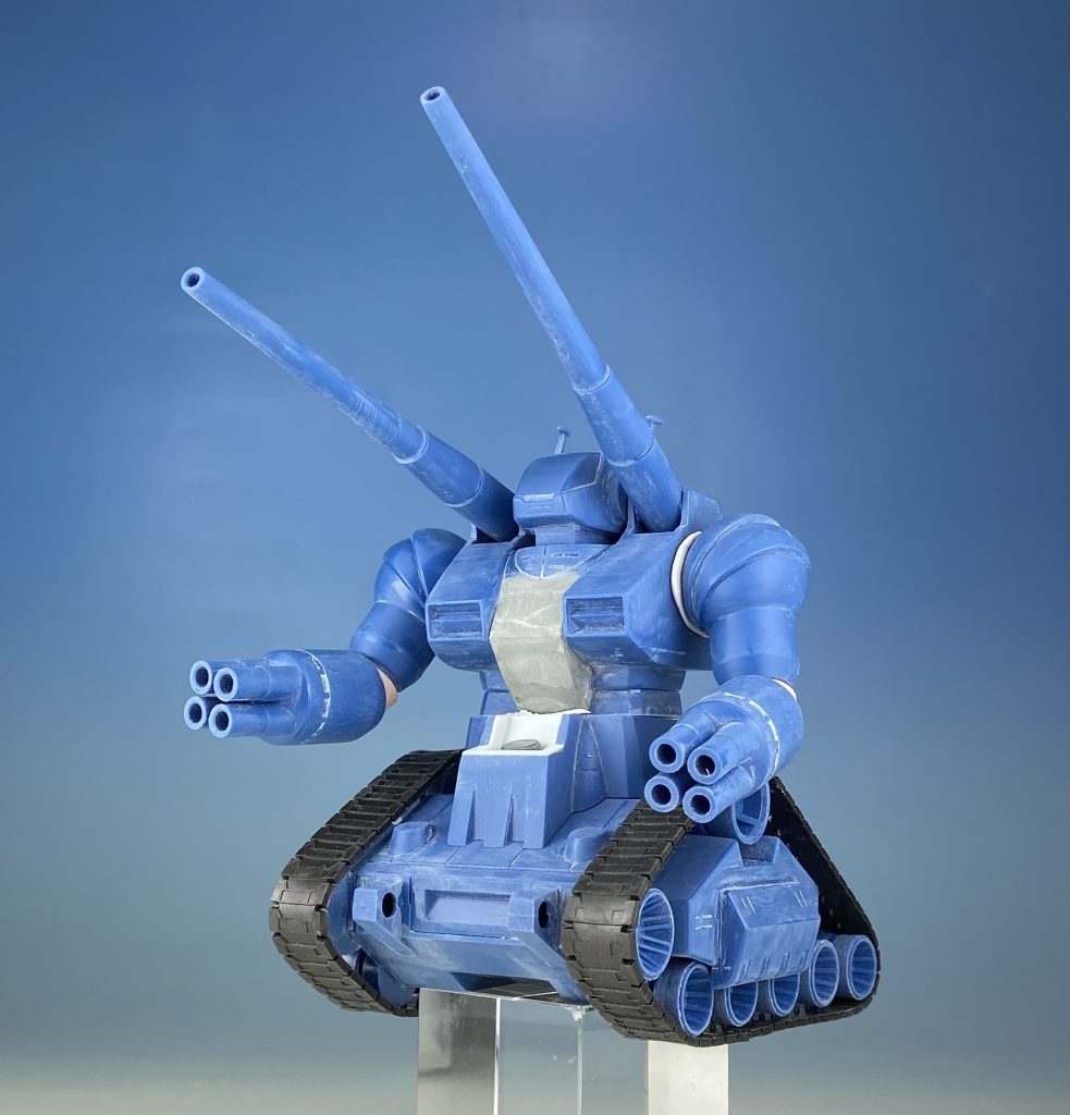 ボディ中央の膨らみをエポパテとプラ板でちょこっとイジった程度