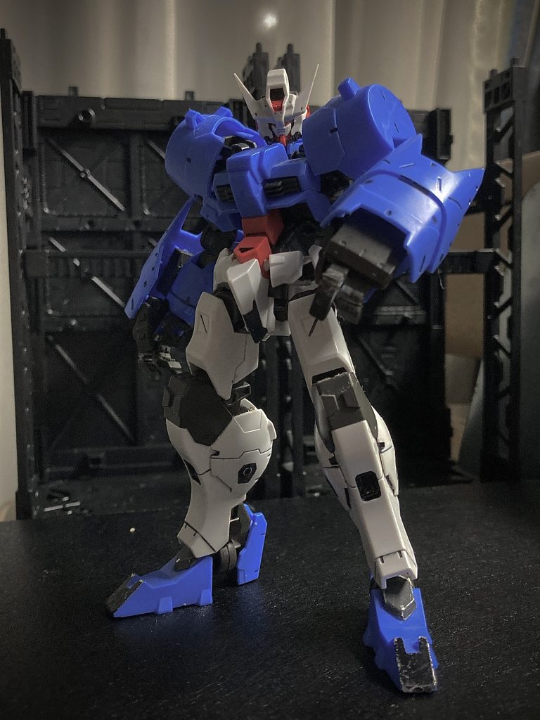 〜第2形態〜第1形態に追加装備を施した形態。百錬のサイドアーマーを流用したナックルガード。超近接格闘戦と非戦闘場面での運用を想定したものである。また、両膝には高硬度パーツを使用した格闘用ガードを装備。