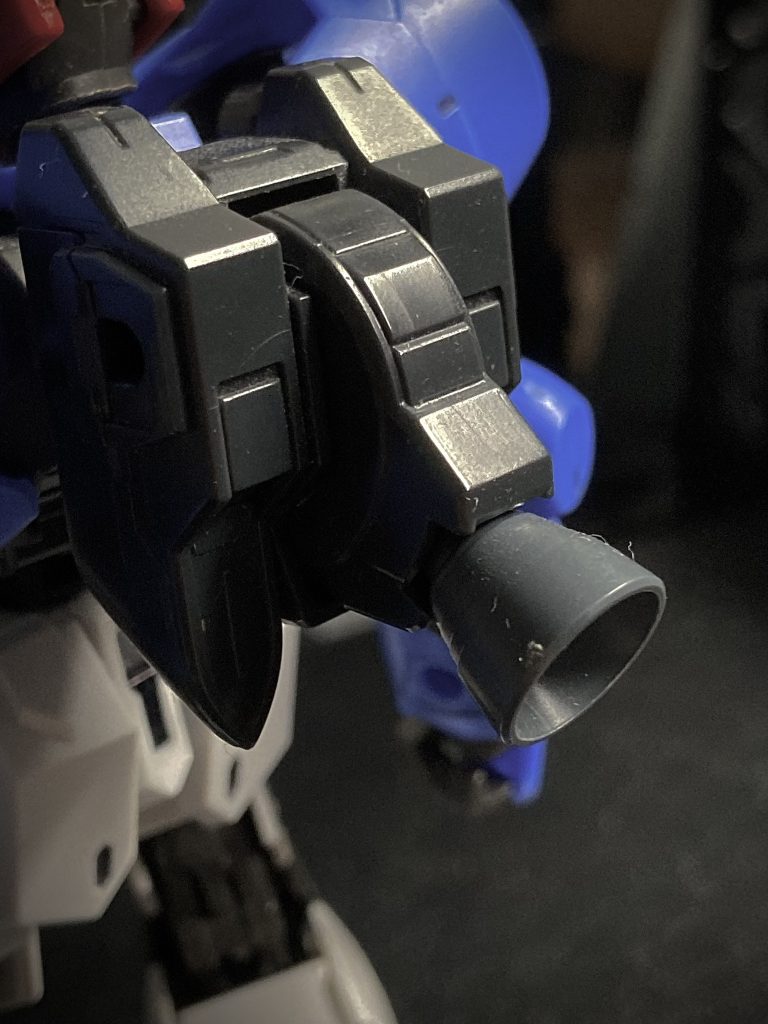 〜背部〜擬似リアクター兼大型可動式スラスター。リアクターの固有周波数から機体を特定されないようにグレイズのリアクターを改良した擬似リアクターを追加して周波数を変更した。(ガンダムヴィダールと同様構造)