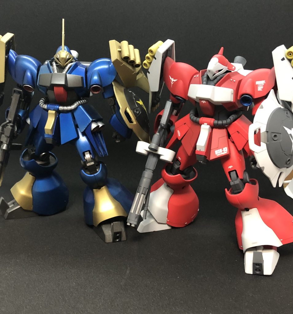 ギュネイ先輩と、こっちは青メタリックで塗装してました。クェス機もメタリックでと考えてましたが、RE1/100を見て艶消しに決めちゃいまして。