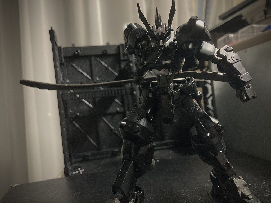 〜武装1〜グレイブ両端にスパイクがある独特な形状を持つ。優れたリーチによって敵機に反撃のタイミングを与えないまま攻撃を繰り出すことができる。