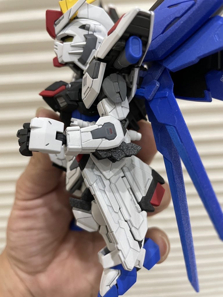 肘のパーツは個性を出したくて艶消しブラックの上からシャインシルバーを遠目で吹いてみました😊