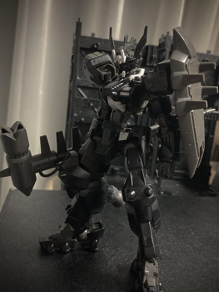 肩部パーツは選択式で、スパイクアーマーと接続ポイントを有する肩アーマーを用途によって変更できる。接続式アーマーにはシールドをドッキング可能。