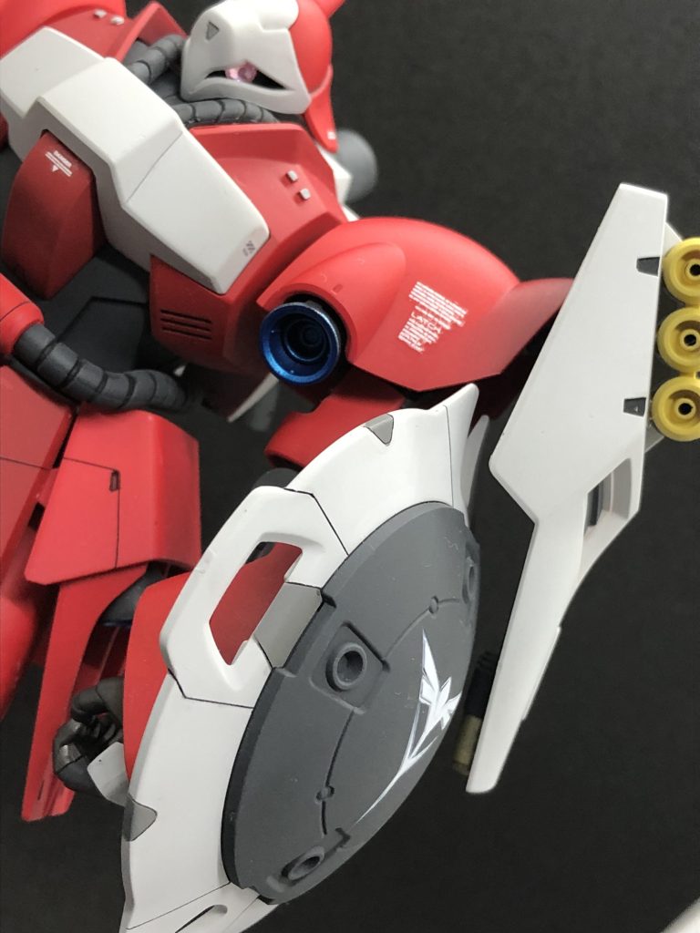 シールドに立体感を出したかったので、少し浮かして取り付け。