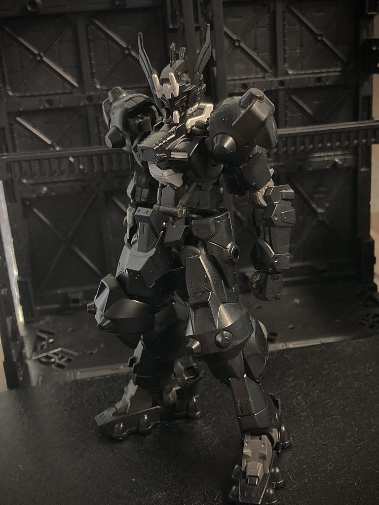 ガンダムウヴァル外装がウォーレン家の所有するガンダムアスタロトと酷似しているのは、八咫烏にウォーレン家が関与していることを示している…?